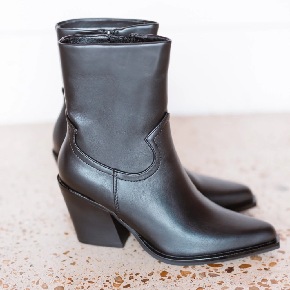 NEW Dolce Vita Women's size 8 Black Ankle Zip Western Heeled Bootie Boots